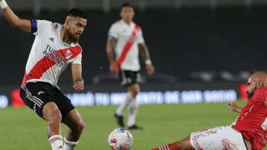 Paulo Díaz pudo ser expulsado por una plancha.