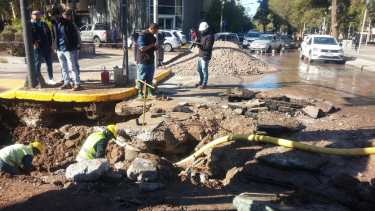 Una gran pérdida de agua hizo que el centro de Neuquén amaneciera inundado. (Yamil Regules).-