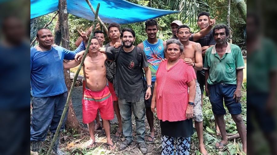 Antonio Sena (de negro, al centro) fue ayudado por un grupo de recolectores de castañas en la selva amazónica, en el estado Pará (Brasil), luego de 36 días de estar perdido en la selva. Foto: EFE.-