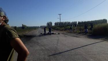 Los manifestantes se instalaron en el acceso al yacimiento EFO en Allen. Foto gentileza. 