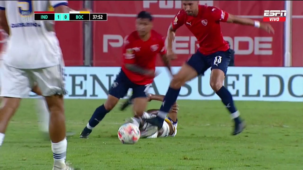 Temeraria acción del marcador central de Independiente contra el delantero de Boca. 