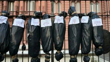 Bolsas mortuorias, horcas y escupideros: recursos degradantes de la expresión callejera