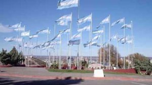 Neuquén: treinta y dos banderas y la tierra indígena avasallada