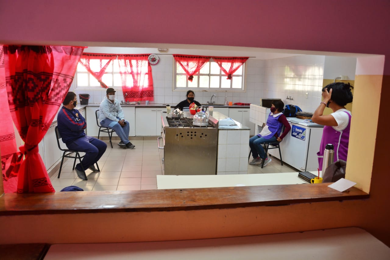 Porteros afiliados a UPCN durante la retención de servicios en la escuela N° 308 de Viedma. Foto: Marcelo Ochoa.