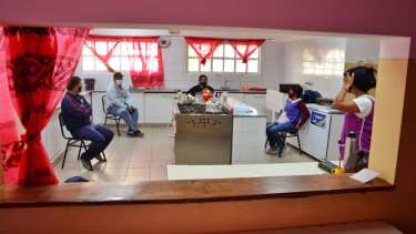 Porteros afiliados a UPCN durante la retención de servicios en la escuela N° 308 de Viedma. Foto: Marcelo Ochoa.