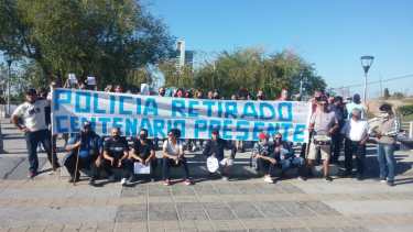 Los policías en actividad tienen prohibido manifestarse. (foto: Yamil Regules)
