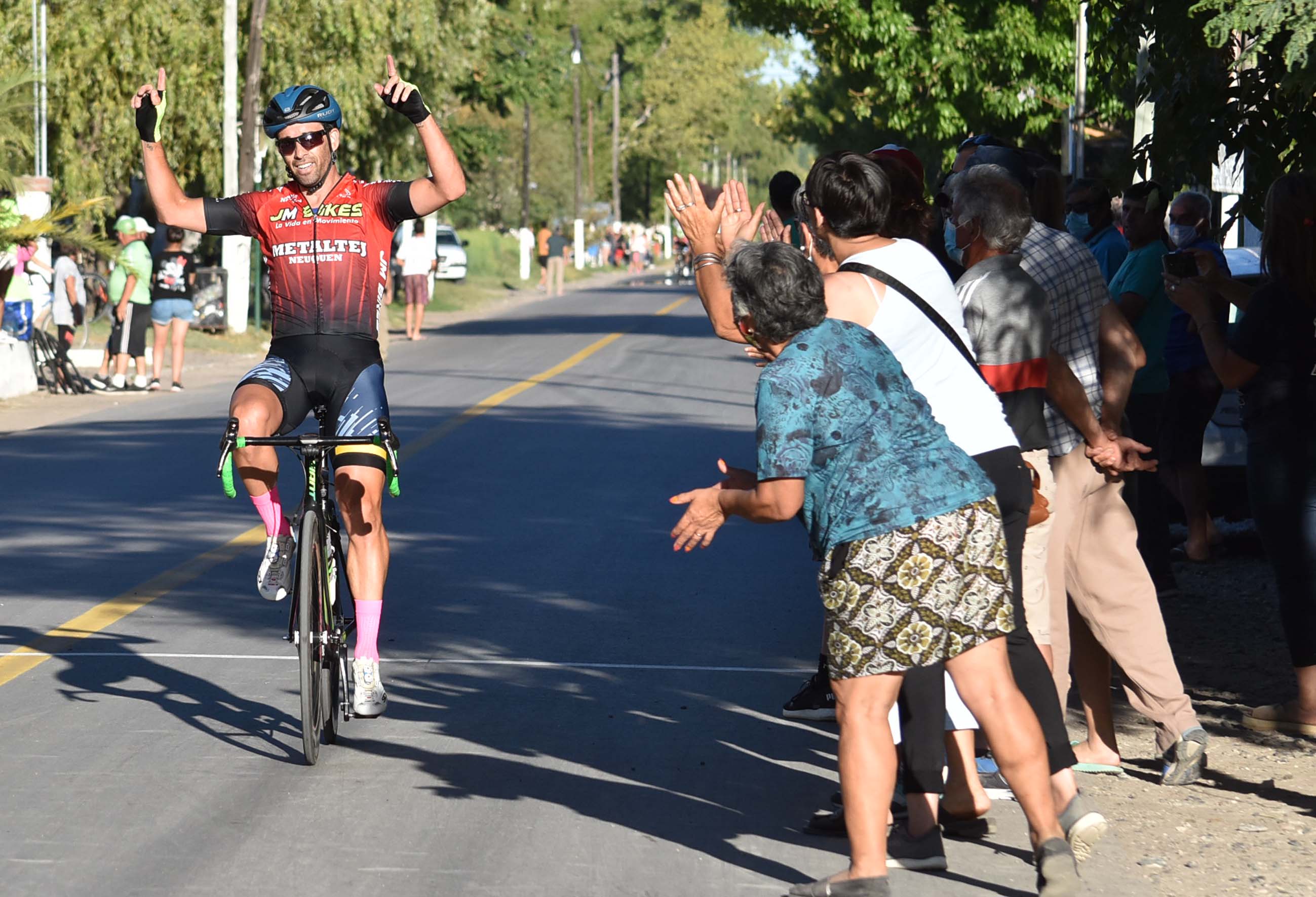 Roberto festeja llegando a la meta y el público aplaude su paso. Fotos: Jorge Tanos.