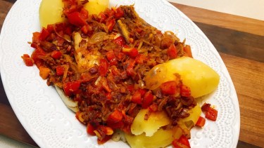 Pescado con sofritos de ajos y jamón: una receta de «Cala» Calabrese