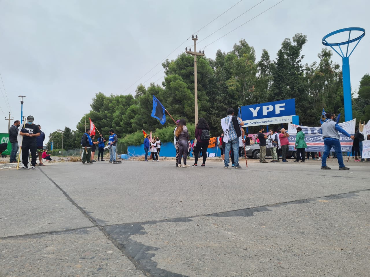 Docentes de Cutral Co y Plaza Huincul se manifestan en la refinería de YPF. (Foto: archivo Andrea Vázquez)