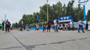 Docentes de Cutral Co y Plaza Huincul se manifiestan en la refinería de YPF