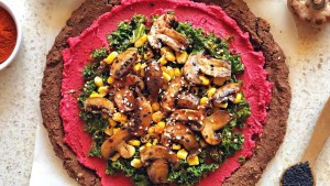 Pizza de porotos y humus de remolacha