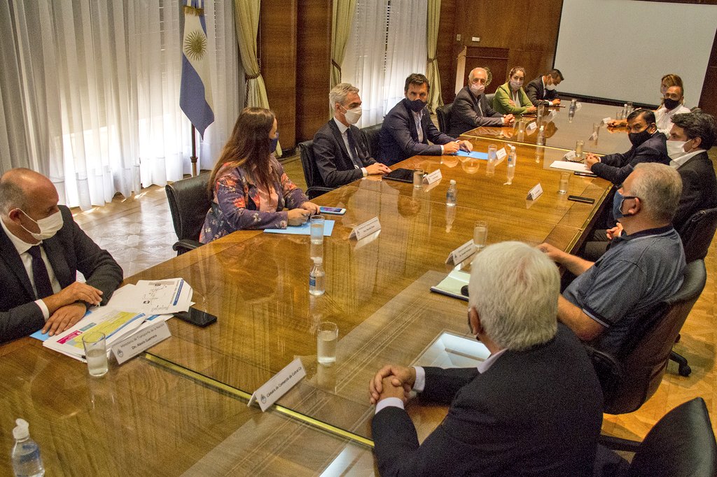 En uno de los salones de la cartera de Hacienda se realizó la reunión de Meoni con los neuquinos (Prensa Darío Martínez)