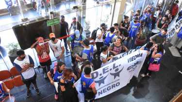 El jefe de la Regional de Policía en Roca dio su visión del ataque al diario y justificó la no intervención de la fuerza. Archivo