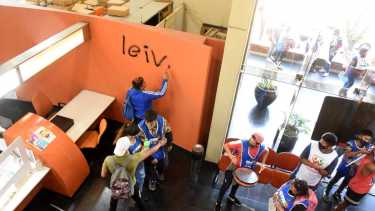 La irrupción del martes, luego de la formulación de cargos contra Báez por abuso sexual.