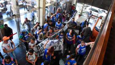 El momento del ingreso de los militantes de ODEL al edificio de Río Negro. 