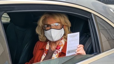 La diva de los almuerzos mostró el certificado a la salida del Centro Islámico. Foto: Twitter.-