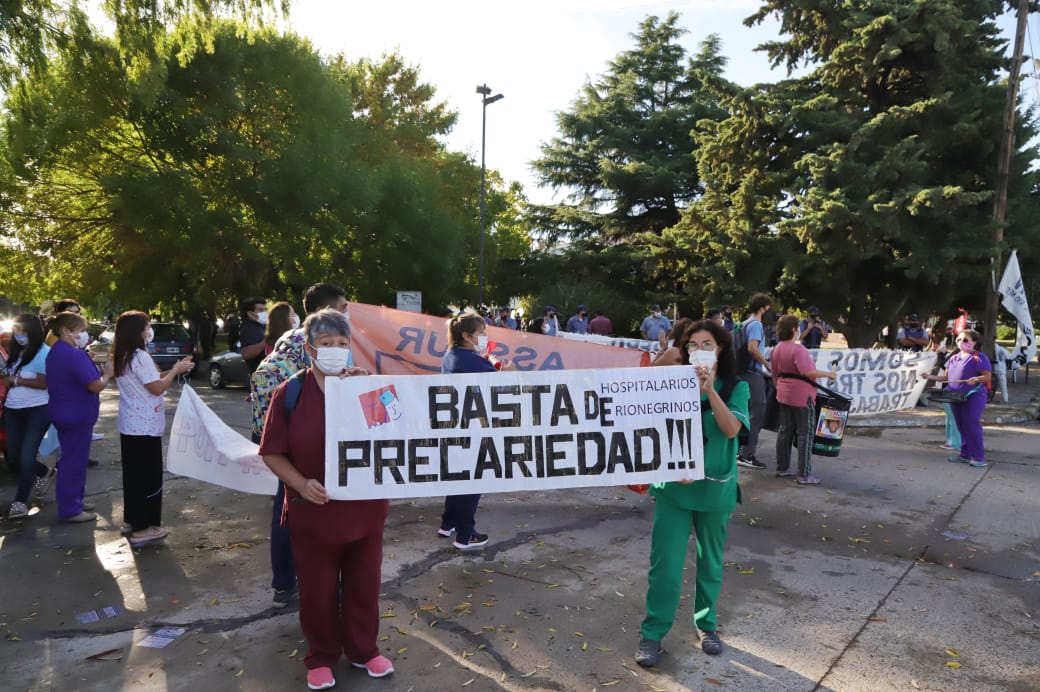 Los trabajadores hospitalarios llegaron hasta el Centro Cultural. Foto: Marcelo Ochoa.