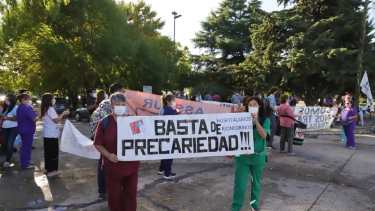 Los trabajadores hospitalarios llegaron hasta el Centro Cultural. Foto: Marcelo Ochoa.