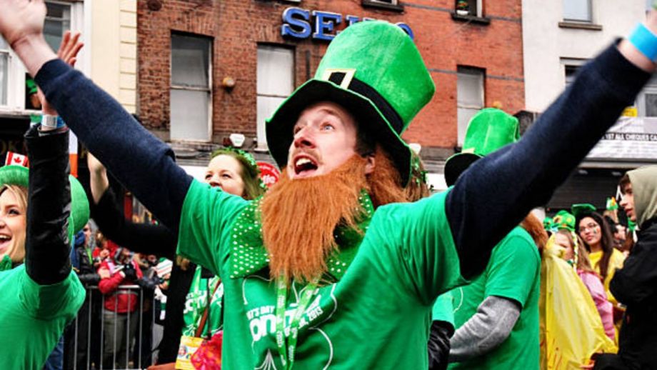 El verde es el color que identifica a los irlandeses, como parte de sus leyendas.-