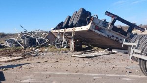 Una mala maniobra provocó el vuelco de un camión sobre la Ruta 22 cerca de La Adela