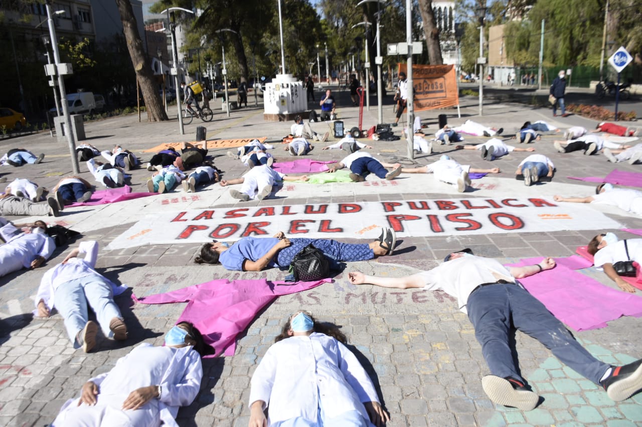 Los profesionales de Salud protestan en el centro de Neuquén. (Florencia Salto)