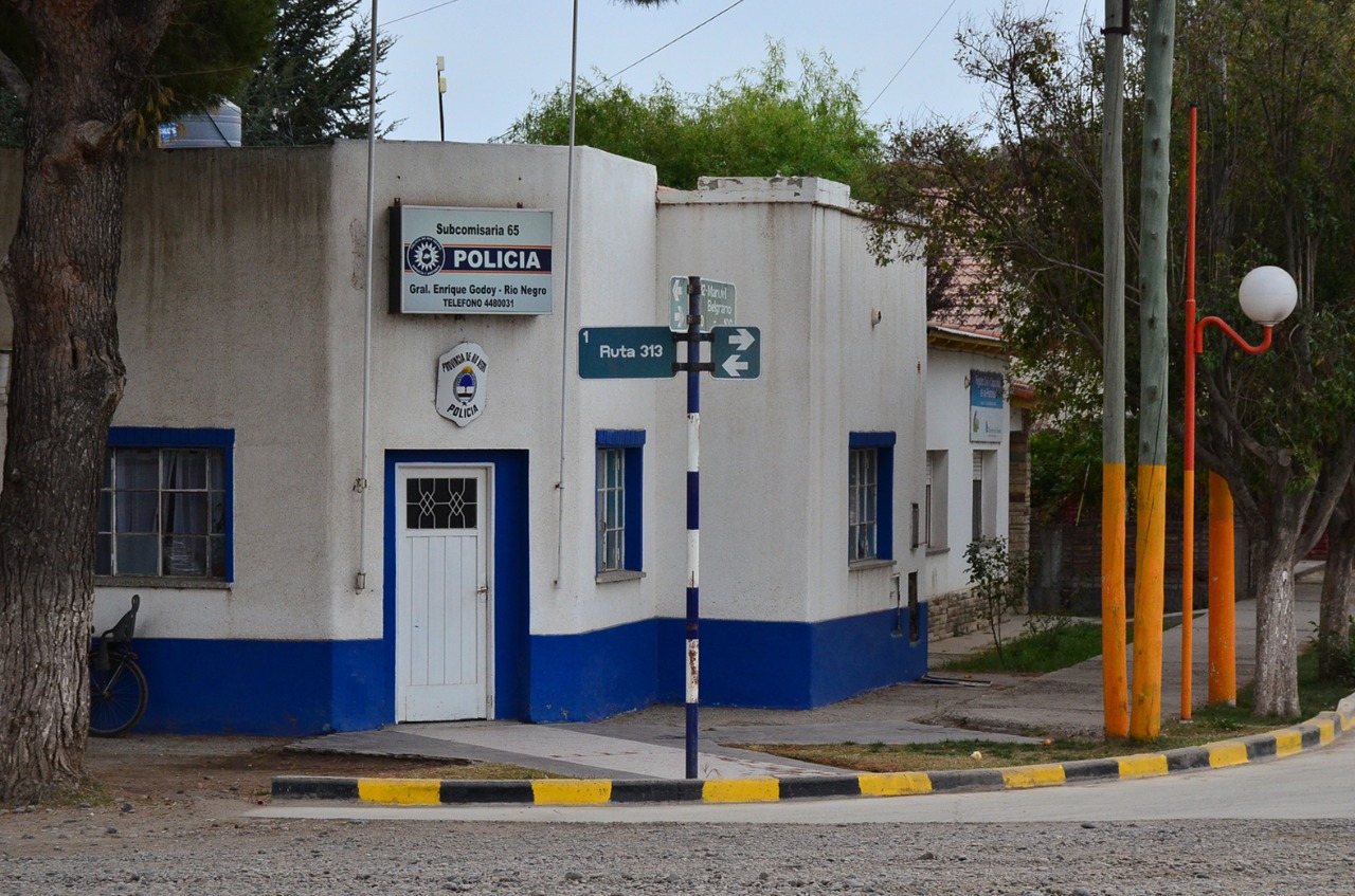 En un allanamiento lograron encontrar el celular y demoraron a una mujer. (Foto Néstor Salas)