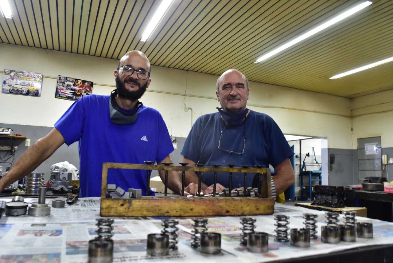 Juan Manuel y Alberto Etchegaray en el taller d Río Colorado. Foto: Jorge Tanos. 