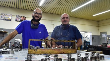 Juan Manuel y Alberto Etchegaray en el taller d Río Colorado. Foto: Jorge Tanos. 