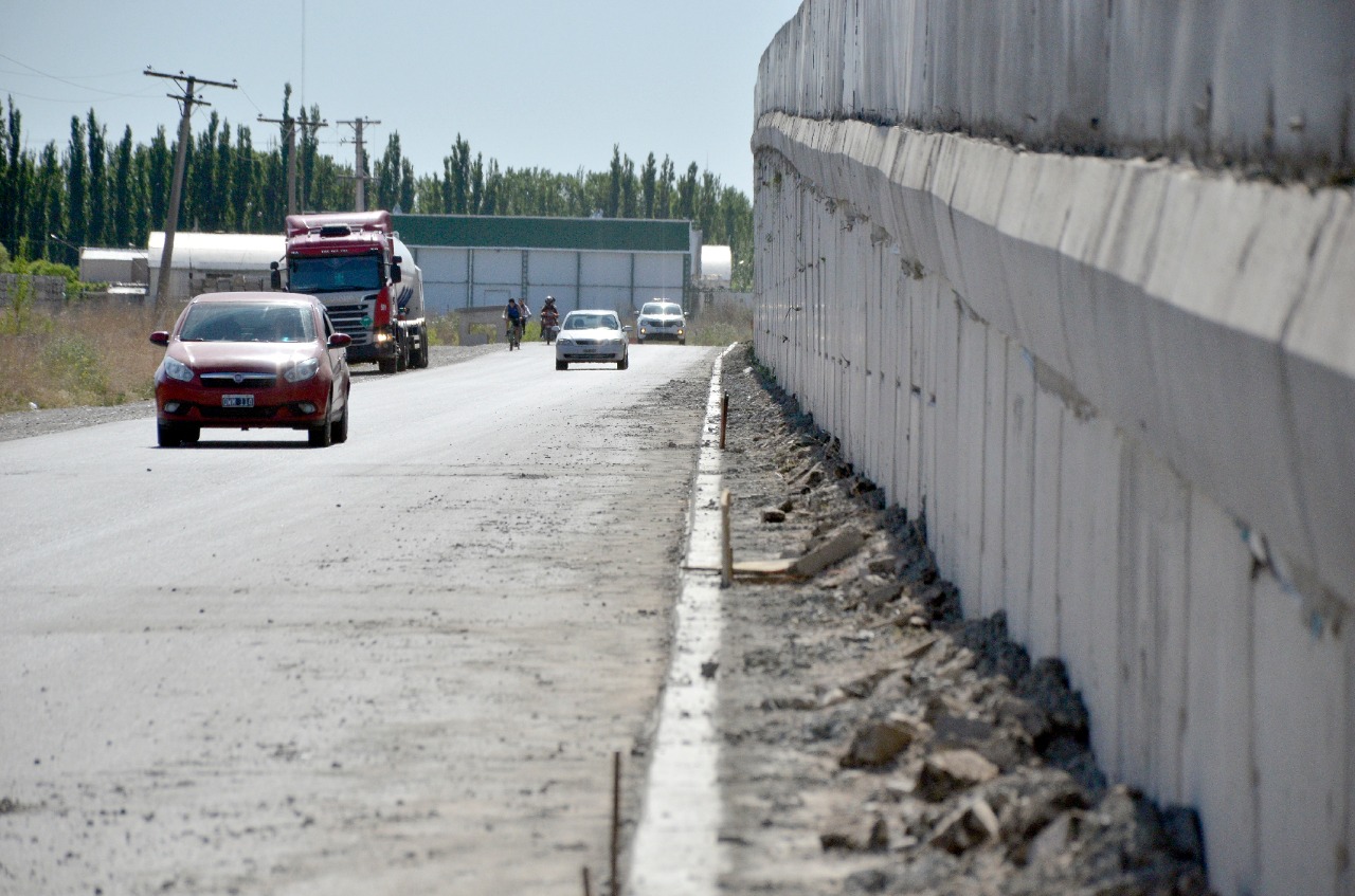 En la colectora sur de la Ruta 22 en Godoy se genera conflicto con quienes transitan a contramano desde la zona rural a la planta urbana. 
