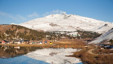 Buscan mantener las costas limpias en Caviahue (Gentileza).-