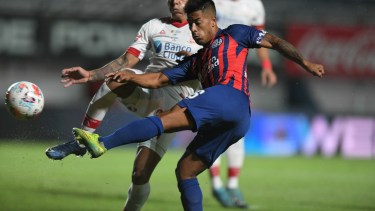 El remate de Fernández que tapó Meza, el arquero de Huracán. 