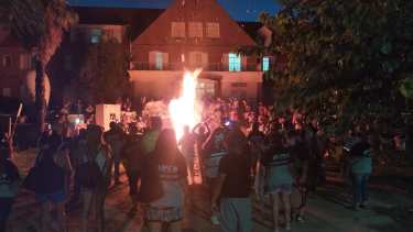 Afiliados y delegados de UPCN siguieron hasta tarde la reunión de la Mesa de la Función Pública. Foto: gentileza.