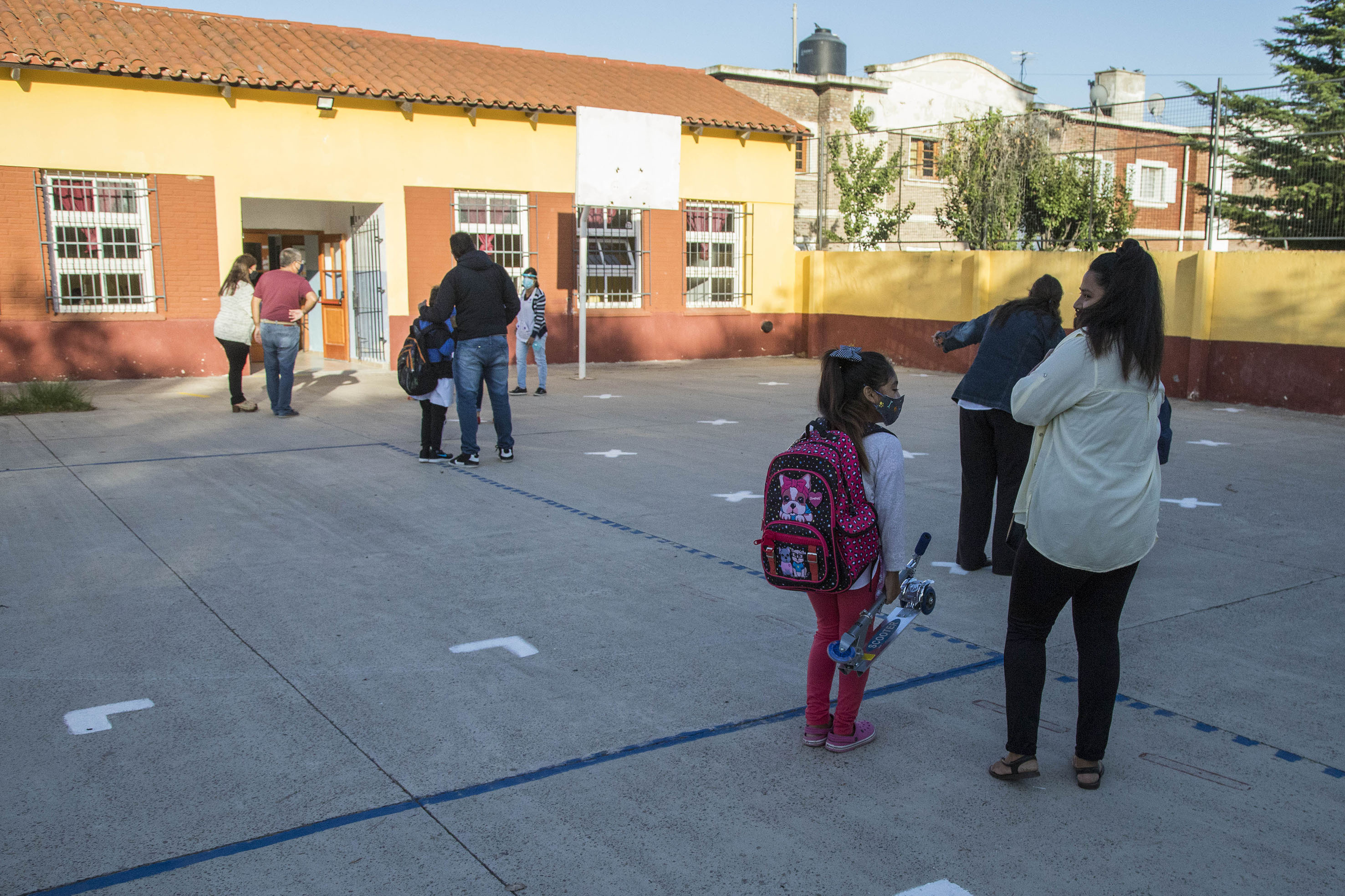 El regreso a clases en la escuela primaria N° 1 de Viedma. Foto: Marcelo Ochoa.
