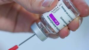 Suspenden en Alemania la vacunación con AstraZeneca para menores de 60 años