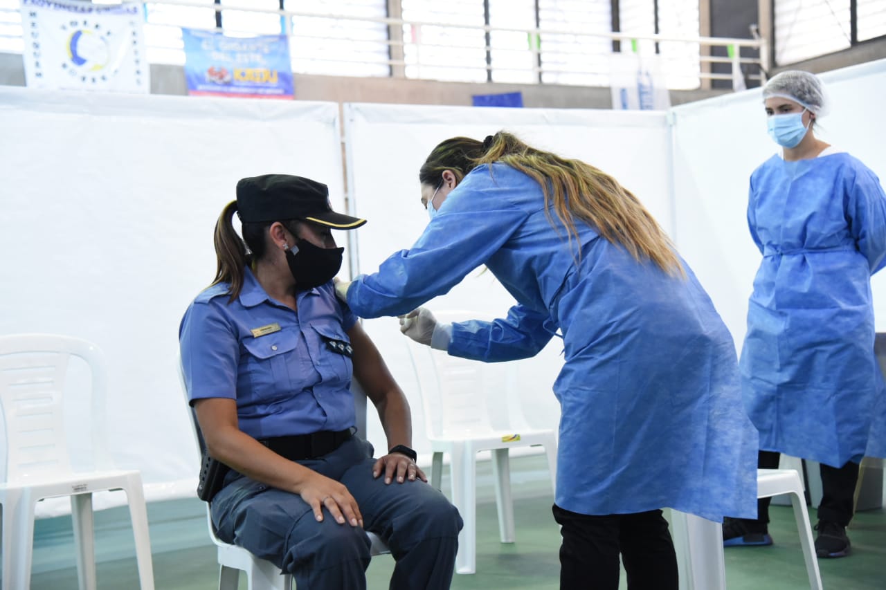 Los efectivos policiales serán alguno de los que recibirán las segundas dosis de la vacuna Sinopharm (Foto: archivo Florencia Salto)