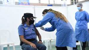 Comenzó la vacunación a la Policía en Neuquén