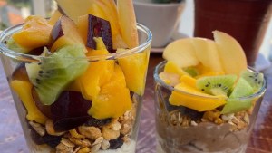 Pastelera saludable de vainilla y chocolate, granola y frutas