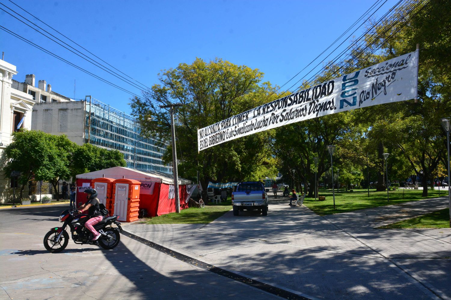 El acampe de UPCN frente al acceso de Casa de Gobierno continuará la próxima semana. Foto : Marcelo Ochoa