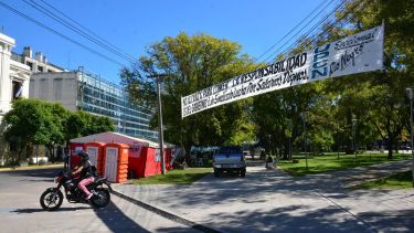 El acampe de UPCN frente al acceso de Casa de Gobierno continuará la próxima semana. Foto : Marcelo Ochoa