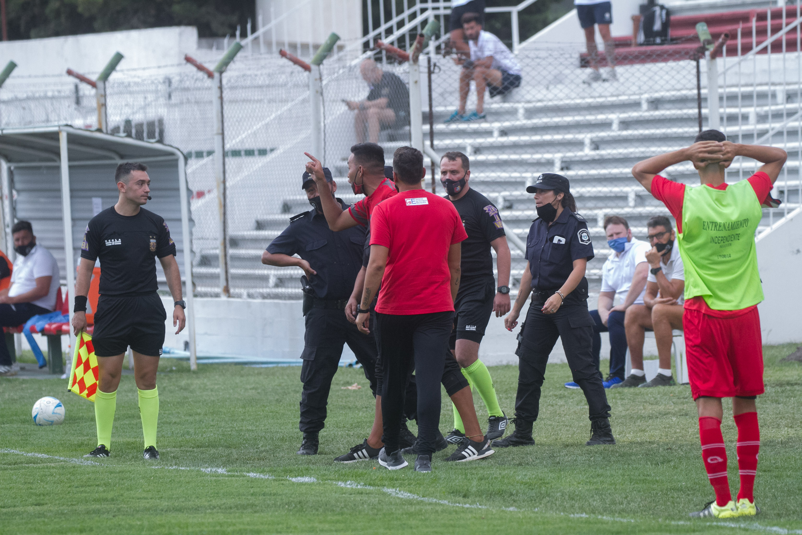 El árbitro Núñez expulsó a 5 jugadores del Rojo. (Foto: Pablo Leguizamón)