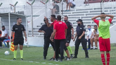 El árbitro Núñez expulsó a 5 jugadores del Rojo. (Foto: Pablo Leguizamón)