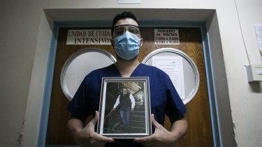 La pandemia le quitó a su papá, pero la vida le devolvió la sonrisa: la historia del enfermero de Viedma