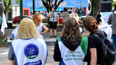 En Viedma los docentes realizaron una radio abierta en la Plaza San Martín e informaron que la adhesión superó el 90%. Foto : Marcelo Ochoa