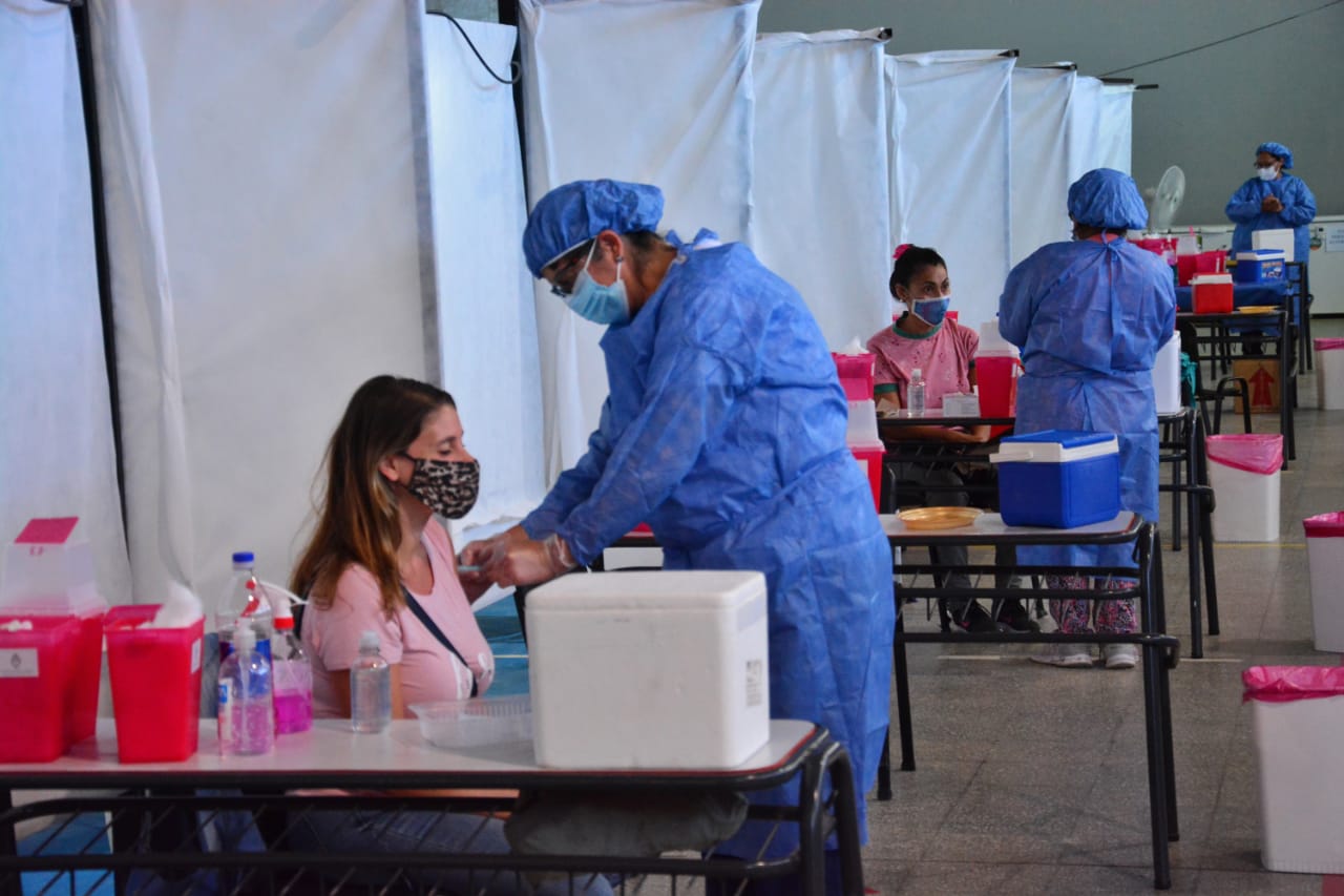 Se vacunará al Grupo 2 y 3 del sector docente, y a porteros. Foto Archivo: Marcelo Ochoa.