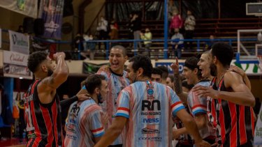 Pedro Franco, de espaldas, festeja con sus compañeros el triunfo en el derby de la región. Foto: Marcos Aramburu/prensa Viedma