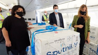 La ministra de Salud con Wado de Pedro, ministro del Interior y la asesora presidencial Cecilia Nicolin.