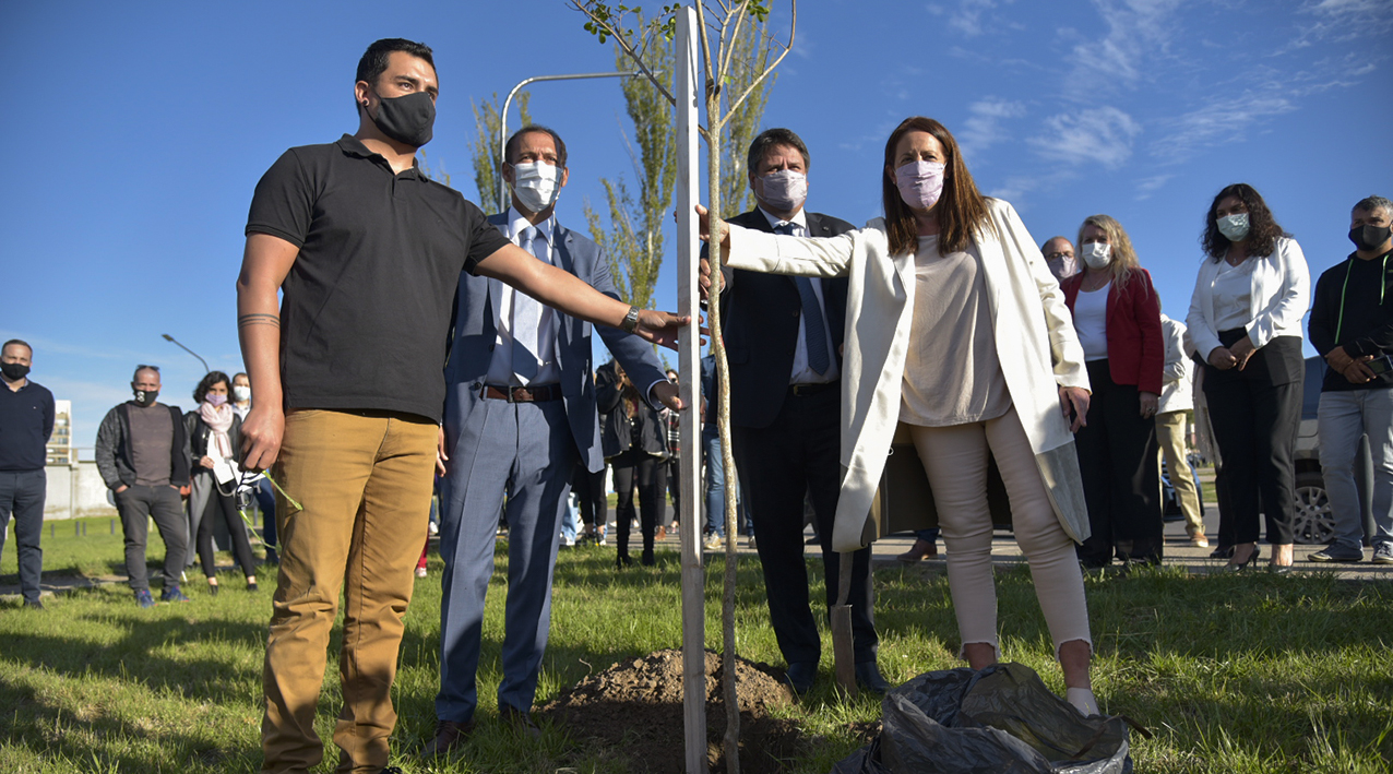 El  gobernador de Neuquén junto a otros funcionarios se sumaron a la campaña  "Plantando Memoria".  Foto: Gentileza Neuquén Informa