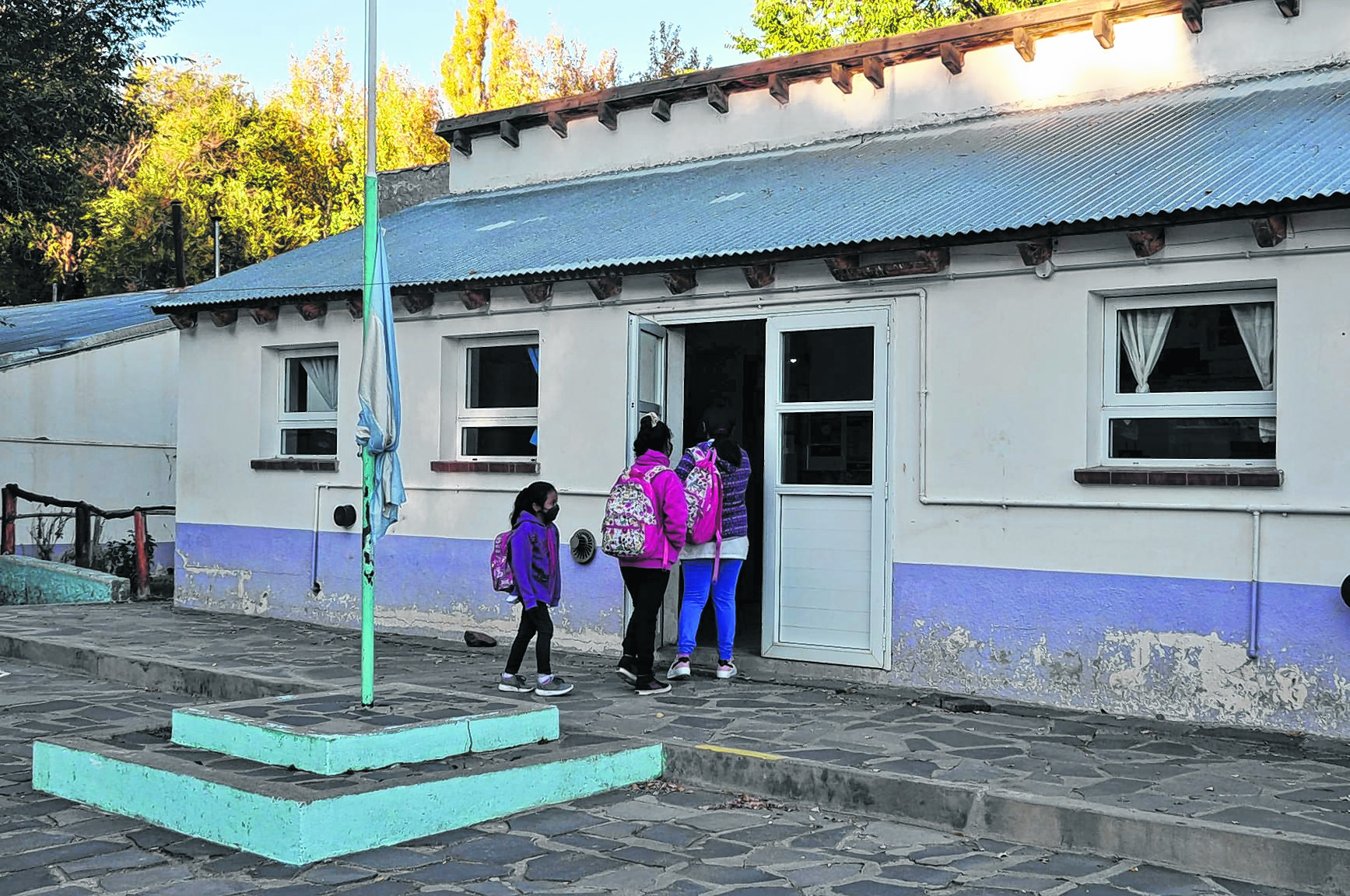 Las chicas y chicos que viven cerca de la escuela pueden concurrir sin problemas. Foto: José Mellado.