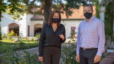 La gobernadora Carreras junto al nuevo titular de Horizonte Seguros en la Residencia. Foto Gentileza: Prensa de Gobierno de Río Negro.