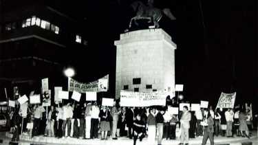 familiares de desaparecidos de nqn en el monumento a san martin 6/10/1982